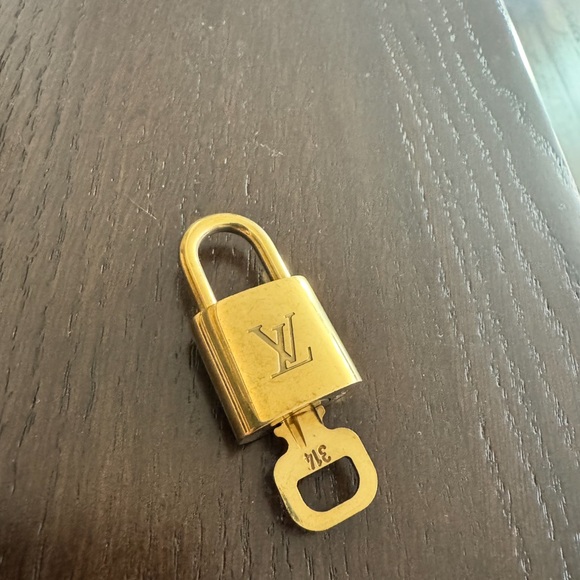 Gorgeous Louis Vuitton Lock And Key 🔐 - Picture 3 of 3